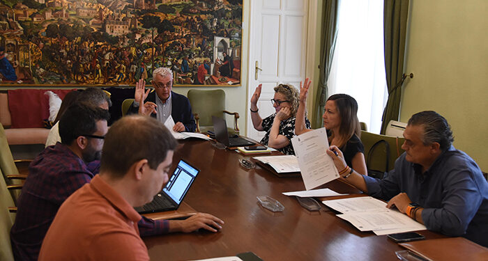 La Diputación pavimentará la calle San Roque de Loranca de Tajuña con una inversión de 122.100 euros 1 La Junta de Gobierno de la Diputación de Guadalajara ha aprobado, en la sesión celebrada esta semana, el proyecto técnico de la obra que va a ejecutar en el municipio de Loranca de Tajuña correspondiente al Plan Provincial de Cooperación a las Obras y Servicios de competencia municipal de la vigente legislatura. Con una inversión de 122.100 €, la Diputación va a ejecutar la renovación del pavimento de la calle San Roque de este municipio. La nueva pavimentación va a efectuarse con adoquinado de color sobre solera de hormigón en aceras y sobre el pavimento existente en la actualidad en la calzada. La obra, cuyo proyecto técnico ha sido elaborado por los servicios propios de la Diputación tras estudiar sobre el terreno junto a representantes del Ayuntamiento de Loranca de Tajuña las alternativas más idóneas, tiene un plazo de ejecución previsto de nueve meses. La instalación del nuevo adoquinado requerirá realizar previamente trabajos de demolición del pavimento existente en las aceras, fresado de la calzada, colocación de nuevos bordillos e impermeabilización.