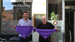 La Federación de Turismo y Hostelería de Guadalajara reparte entre los hosteleros del casco histórico los pañuelos morados de las ferias y fiestas de la ciudad 2 La Federación de Turismo y Hostelería de Guadalajara reparte entre los hosteleros del casco histórico los pañuelos morados de las ferias y fiestas de la ciudad