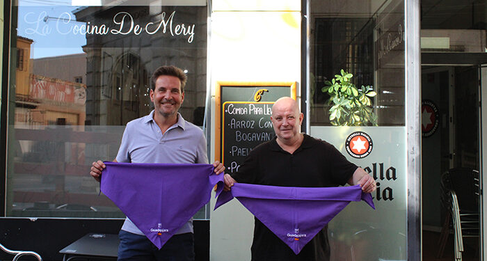 La Federación de Turismo y Hostelería de Guadalajara reparte entre los hosteleros del casco histórico los pañuelos morados de las ferias y fiestas de la ciudad 1 La Federación de Turismo y Hostelería de Guadalajara reparte entre los hosteleros del casco histórico los pañuelos morados de las ferias y fiestas de la ciudad