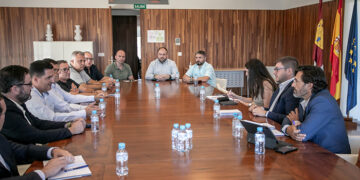 La Junta abordará un nuevo reglamento del taxi y regulará las VTC