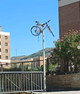 La Policía Local de Cuenca retira una bicicleta...., ¡colgada de una farola!