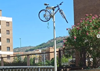 La Policía Local de Cuenca retira una bicicleta…., ¡colgada de una farola!