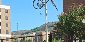 La Policía Local de Cuenca retira una bicicleta...., ¡colgada de una farola!