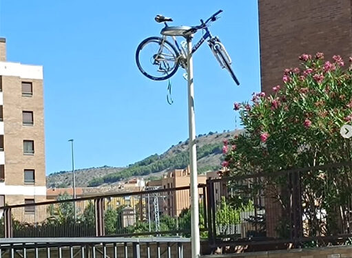 La Policía Local de Cuenca retira una bicicleta...., ¡colgada de una farola!