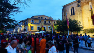 La Subdelegación del Gobierno autoriza una concentración antitaurina en Tendilla el mismo día del chupinazo y desfile de peñas de sus fiestas patronales 2 El teniente alcalde y portavoz del Partido Popular en el Ayuntamiento de Tendilla, Israel Pérez, ha pedido a la Subdelegación del Gobierno de España en Guadalajara “que reconsidere la decisión de autorizar una concentración antitaurina el mismo día que comienzan las fiestas patronales del municipio”. A juicio de Pérez, esta decisión incurre en una “absoluta temeridad e irresponsabilidad” como así se lo han hecho saber a la subdelegada mediante escrito oficial explicando que “el hecho de hacer coincidir dos concentraciones, habiendo sido ya programada la del festejo popular según programa de fiestas, puede dar lugar a altercados y enfrentamientos que pueden ser evitados por la Subdelegación”.Por ello, ante esta “injustificable autorización”, el teniente de alcalde ha informado que, por parte del Ayuntamiento de Tendilla, “se ha emitido informe desfavorable por no ser conveniente hacer coincidir dos concentraciones de carácter contrario estando previamente programada una de ellas, y no considerando conveniente la autorización de esta concentración en contra de las tradiciones populares del municipio durante la celebración de sus fiestas populares”.El también portavoz del Grupo Popular en el Ayuntamiento ha informado que ese mismo día, el viernes 5 de septiembre, desde las 12:00 horas ya hay actividades festivas como hinchables en la Plaza Mayor y fiesta de la espuma, para continuar hasta las 20:00 horas que tendrá lugar la concentración de peñas con el chupinazo y desfile de peñas, carrozas, gigantes y cabezudos. “No podemos entender que la subdelegada del Gobierno, la Sra. Susana Cabellos, que debe velar por la seguridad ciudadana, la convivencia y la concordia, decida empañar el ambiente festivo y de alegría que debe reinar estos días en el pueblo”, ha señalado Pérez.Aún así, “los ayuntamientos estamos indefensos ante estas situaciones injustas promovidas por instancias superiores no sabemos con qué intención”, ha dicho Israel Pérez, por lo que “si la Subdelegación decide continuar en su empeño de generar controversia durante las fiestas de Tendilla y no recapacita, el alcalde ya le ha solicitado mediante escrito la presencia de los suficientes agentes de la Guardia Civil por los altercados que puedan producirse”. “Creemos que la concentración antitaurina el mismo día del inicio de nuestras fiestas supone una provocación que aún se está a tiempo de evitar”, ha finalizado.