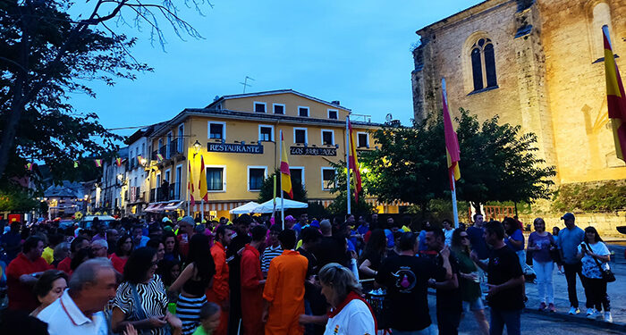 La Subdelegación del Gobierno autoriza una concentración antitaurina en Tendilla el mismo día del chupinazo y desfile de peñas de sus fiestas patronales 1 El teniente alcalde y portavoz del Partido Popular en el Ayuntamiento de Tendilla, Israel Pérez, ha pedido a la Subdelegación del Gobierno de España en Guadalajara “que reconsidere la decisión de autorizar una concentración antitaurina el mismo día que comienzan las fiestas patronales del municipio”. A juicio de Pérez, esta decisión incurre en una “absoluta temeridad e irresponsabilidad” como así se lo han hecho saber a la subdelegada mediante escrito oficial explicando que “el hecho de hacer coincidir dos concentraciones, habiendo sido ya programada la del festejo popular según programa de fiestas, puede dar lugar a altercados y enfrentamientos que pueden ser evitados por la Subdelegación”. Por ello, ante esta “injustificable autorización”, el teniente de alcalde ha informado que, por parte del Ayuntamiento de Tendilla, “se ha emitido informe desfavorable por no ser conveniente hacer coincidir dos concentraciones de carácter contrario estando previamente programada una de ellas, y no considerando conveniente la autorización de esta concentración en contra de las tradiciones populares del municipio durante la celebración de sus fiestas populares”. El también portavoz del Grupo Popular en el Ayuntamiento ha informado que ese mismo día, el viernes 5 de septiembre, desde las 12:00 horas ya hay actividades festivas como hinchables en la Plaza Mayor y fiesta de la espuma, para continuar hasta las 20:00 horas que tendrá lugar la concentración de peñas con el chupinazo y desfile de peñas, carrozas, gigantes y cabezudos. “No podemos entender que la subdelegada del Gobierno, la Sra. Susana Cabellos, que debe velar por la seguridad ciudadana, la convivencia y la concordia, decida empañar el ambiente festivo y de alegría que debe reinar estos días en el pueblo”, ha señalado Pérez. Aún así, “los ayuntamientos estamos indefensos ante estas situaciones injustas promovidas por instancias superiores no sabemos con qué intención”, ha dicho Israel Pérez, por lo que “si la Subdelegación decide continuar en su empeño de generar controversia durante las fiestas de Tendilla y no recapacita, el alcalde ya le ha solicitado mediante escrito la presencia de los suficientes agentes de la Guardia Civil por los altercados que puedan producirse”. “Creemos que la concentración antitaurina el mismo día del inicio de nuestras fiestas supone una provocación que aún se está a tiempo de evitar”, ha finalizado.