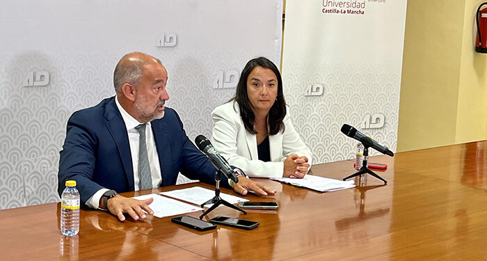 La UCLM cumple cuatro décadas de impulso al conocimiento y de compromiso con Castilla-La Mancha 1 La UCLM cumple cuatro décadas de impulso al conocimiento y de compromiso con Castilla-La Mancha