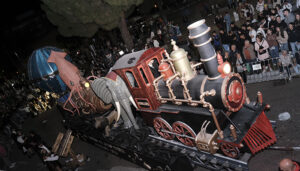 La carroza “Los sueños de Verne”, de la peña El Cebollón, se impone en el 48º Desfile de las Fiestas de Septiembre de Azuqueca 2 La carroza “Los sueños de Verne”, de la peña El Cebollón, se impone en el 48º Desfile de las Fiestas de Septiembre de Azuqueca