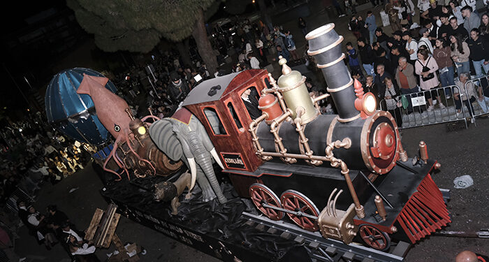 La carroza “Los sueños de Verne”, de la peña El Cebollón, se impone en el 48º Desfile de las Fiestas de Septiembre de Azuqueca 1 La carroza “Los sueños de Verne”, de la peña El Cebollón, se impone en el 48º Desfile de las Fiestas de Septiembre de Azuqueca