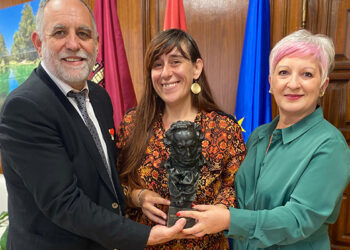 La delegada de la Junta felicita a la productora guadalajareña, Pilar Sancho, por el éxito cosechado con el documental ‘Semillas de Kivu’