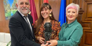La delegada de la Junta felicita a la productora guadalajareña, Pilar Sancho, por el éxito cosechado con el documental ‘Semillas de Kivu’