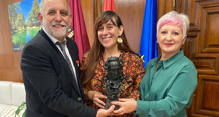 La delegada de la Junta felicita a la productora guadalajareña, Pilar Sancho, por el éxito cosechado con el documental ‘Semillas de Kivu’