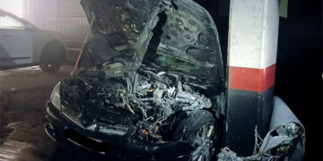 La rápida actuación de los bomberos de Guadalajara evita daños mayores en el incendio de un coche en un garaje