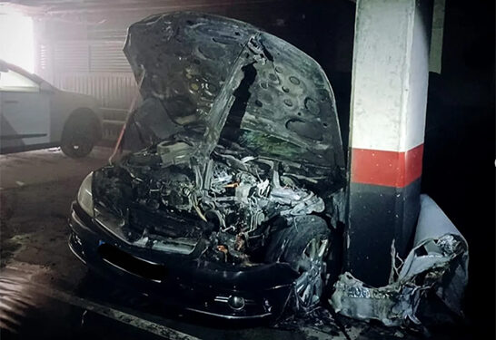 La rápida actuación de los bomberos de Guadalajara evita daños mayores en el incendio de un coche en un garaje