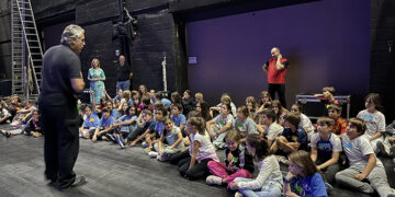 Los más jóvenes disfrutan de una noche mágica en el Teatro Buero Vallejo gracias al Consejo de la Infancia