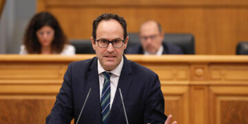 Martín-Buro denuncia que más de 2.100 pacientes esperan una operación quirúrgica en el Hospital Virgen de la Luz
