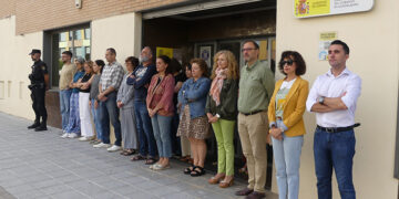 Minuto de silencio en la Subdelegación del Gobierno de Guadalajara por el asesinato machista de una mujer en Granada