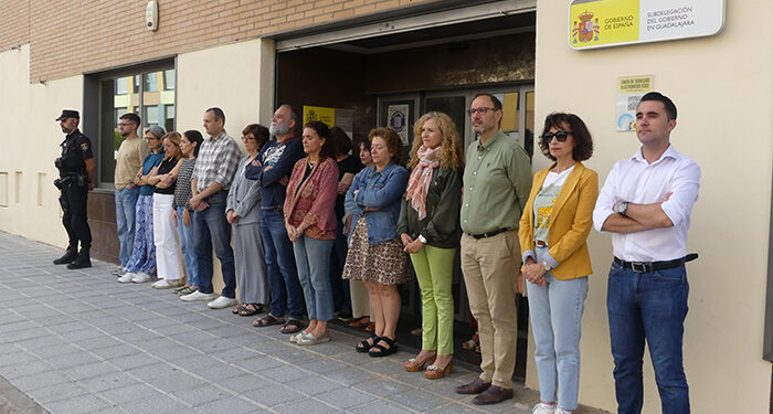 Minuto de silencio en la Subdelegación del Gobierno de Guadalajara por el asesinato machista de una mujer en Granada