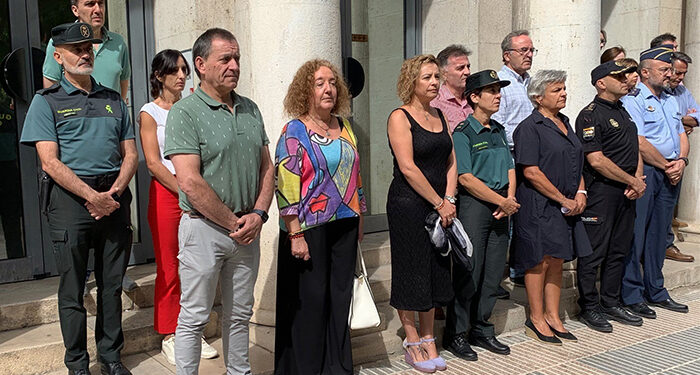 Minuto de silencio en la Subdelegación del Gobierno en Cuenca en repulsa por el último asesinato machista en Granada