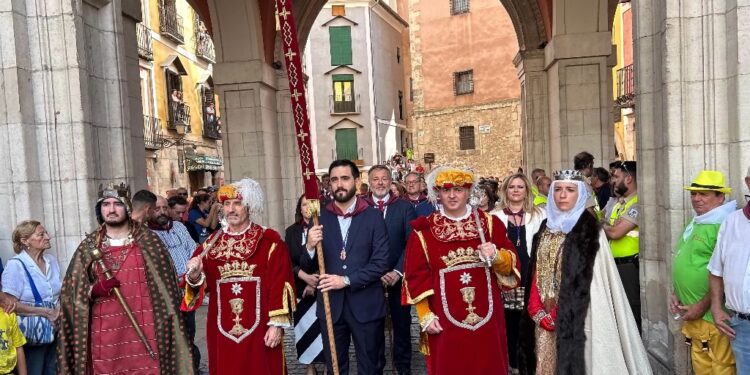 El Pendón de Alfonso VIII ya está en el Ayuntamiento tras su traslado desde la Catedral 1 El Pendón de Alfonso VIII ya está en el Ayuntamiento tras su traslado desde la Catedral