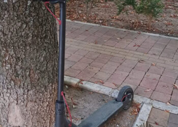 Persecución en patinete desde la calle Colón al Parque Santa Ana en Cuenca: un joven huye de la Policía por la acera y en sentido contrario Persecución en patinete desde la calle Colón al Parque Santa Ana en Cuenca: un joven huye de la Policía por la acera y en sentido contrario