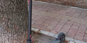 Persecución en patinete desde la calle Colón al Parque Santa Ana en Cuenca un joven huye de la Policía por la acera y en sentido contrario