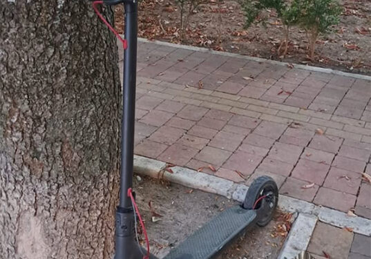 Persecución en patinete desde la calle Colón al Parque Santa Ana en Cuenca un joven huye de la Policía por la acera y en sentido contrario