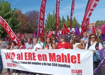 UGT FICA y CCOO arropan a la plantilla de Mahle y al pueblo de Motilla del Palancar en su primera manifestación contra el ERE