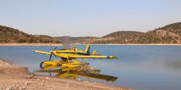 Un avión de extinción sufre un accidente sin consecuencias para el piloto durante las labores contra el incendio de Luzaga