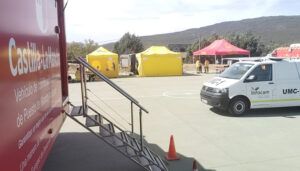Un bombero forestal evacuado por intoxicación de humo en el incendio del Pico del Lobo