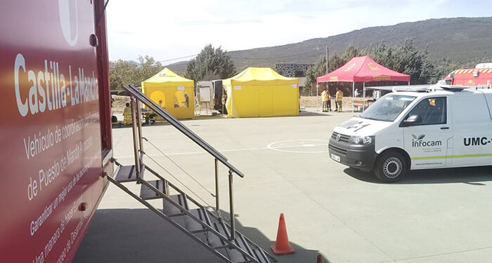 Un bombero forestal evacuado por intoxicación de humo en el incendio del Pico del Lobo