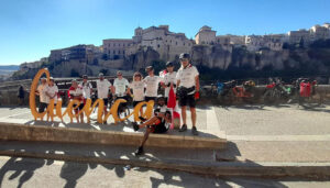 Un grupo de caballeros y damas recorre entre el 12 y el 14 de septiembre en bicicleta la ruta Madrid-Cuenca pasando por Uclés