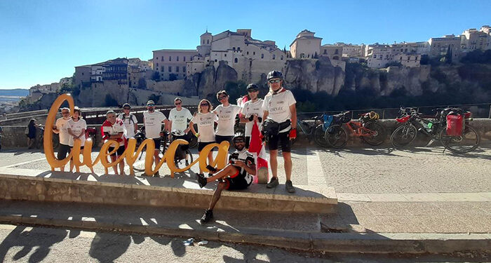 Un grupo de caballeros y damas recorre entre el 12 y el 14 de septiembre en bicicleta la ruta Madrid-Cuenca pasando por Uclés