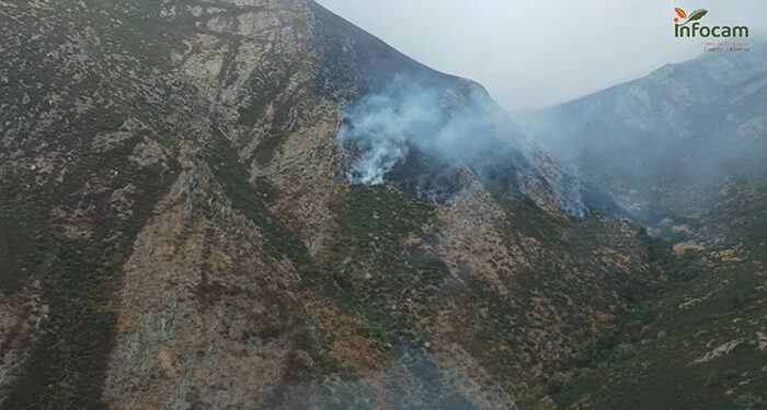 Un incendio forestal afecta al paraje del Pico del Lobo en Peñalba de la Sierra