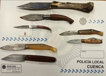 Una infracción de tráfico en Cuenca destapa la tenencia ilícita de siete navajas