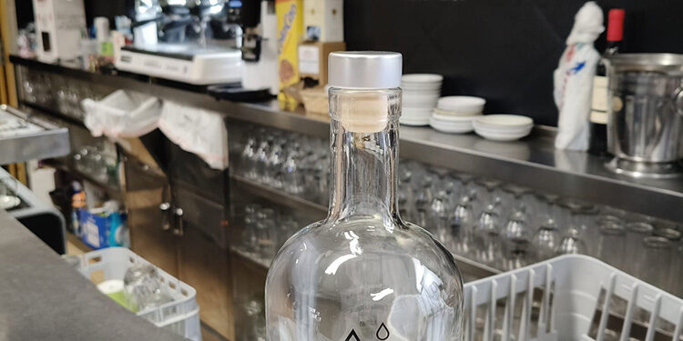 ADIMAN entrega 2.500 botellas de cristal a hosteleros de la Manchuela Conquense para servir agua no envasada