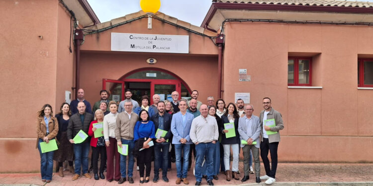 La Asociación de Desarrollo Integral de la Manchuela Conquense (ADIMAN) ha firmado contratos de ayudas Leader con un total de 29 ayuntamientos de la comarca por un importe total de 1.084.395 euros y con un promotor privado por importe de 200.000 euros. Los 29 proyectos impulsados por los ayuntamientos movilizarán una inversión de 1.240.000 euros y permitirán la puesta en marcha de iniciativas relacionadas con mejoras de eficiencia energética en instalaciones municipales, accesibilidad, rehabilitación o promoción del patrimonio cultural, mejoras de parques o zonas infantiles, señalización de senderos, y mejora o creación de instalaciones deportivas. Por su parte, el promotor privado, Sociedad Cooperativa Champiniesta, invertirá 453.000 euros en la renovación de instalaciones de compostaje según sistema francés. El presidente de ADIMAN, José Luis Merino, ha recordado que “todas estas iniciativas son fundamentales para mantener vivos nuestros pueblos, garantizar los servicios y la calidad de vida de quienes los habitan, atraer a potenciales visitantes y habitantes, y así generar oportunidades y fijar población” y ha añadido que “las ayudas Leader siguen siendo imprescindibles en el medio rural y vitales en un sector estratégico en nuestra comarca como es el compostaje, que no puede acceder a ningún otro tipo de ayudas”. Merino ha indicado que pronto se publicarán nuevas convocatorias de ayudas para empresas agroalimentarias y pymes, ha adelantado que ADIMAN cumplirá la senda financiera y ha añadido que ahora “toca pelear y hacer más fuerza para que en la próxima programación siga habiendo fondos Leader, porque de lo contrario se verían afectados el desarrollo rural, las empresas rurales y sectores como el compostaje o el turismo”. En este sentido, ha pedido a los Ayuntamientos que se adhieran al Manifiesto de RECAMDER en Defensa del Medio Rural. Por su parte, el delegado provincial de Agricultura, Ganadería y Desarrollo Rural en Cuenca, Rodrigo Fernández, ha destacado la labor que se lleva a cabo desde los Grupos de Desarrollo Rural gracias a los fondos europeos que la Consejería de Agricultura pone a disposición de los GDR “porque la mejor manera de gestionar estas ayudas es a través de ellos, que son los que mejor conocen las necesidades de sus territorios para hacerlos crecer y dinamizarlos”. Fernández ha resaltado que “en Europa, Castilla-La Mancha es un referente en desarrollo rural” y ha indicado que la buena gestión ha permitido que se ejecute el 100% de los fondos de la programación 2014/2022. Además, ha recordado que ADIMAN cuenta en este periodo con 3,5 millones de euros de presupuesto para ayudas y ha destacado que “el Grupo está gestionándolos muy bien”. Al acto también ha asistido la jefa de servicio de la Delegación Provincial de Agricultura en Cuenca, Francisca Ana Cuesta, y el alcalde de Motilla del Palancar, Pedro Javier Tendero, quien ha dado la bienvenida y ha agradecido las ayudas Leader que llegan a los pueblos de la comarca. Las ayudas concedidas forman parte de la Intervención 7119_Leader en Castilla-La Mancha en el marco del PEPAC 2023/2027, que están financiadas por la Unión Europea (80%), la Administración General del Estado (6%) y la Junta de Comunidades de Castilla-La Mancha (14%). Proyectos Los proyectos beneficiarios de las ayudas Leader han sido la mejora en la piscina municipal de Villalpardo; la construcción de una vía cicloturista en Casasimarro; la reforma y acondicionamiento de espacio para contenedores en Olmedilla de Alarcón; la señalización y homologación de sendero, aparatos de gimnasia y valla de parque infantil en Pozoamargo; o la construcción de paseo y aseo en zona deportiva de Casas de Benítez. Los contratos firmados también incluyen mejoras de eficiencia energética en edificios municipales de Ledaña, en el Salón Cultural de El Picazo o en la vivienda municipal de Castillejo de Iniesta, además de mejorar la envolvente del edificio de asociaciones de Graja de Iniesta o de dotar de una instalación fotovoltaica a Gabaldón y otra a Valhermoso de la Fuente. Asimismo, las ayudas recibidas permitirán la reforma y adecuación del campo de fútbol municipal de Iniesta, la pavimentación de instalaciones deportivas en Minglanilla, el acondicionamiento de las de Villarta, la creación de un gimnasio municipal en Paracuellos de la Vega, la ampliación y mejora de la piscina municipal de Campillo de Altobuey, mejoras en instalaciones técnicas deportivas en Villagarcía del Llano, o la dotación de equipamiento deportivo y medioambiental en Motilla del Palancar. Otros proyectos financiados con estas ayudas Leader han sido la accesibilidad en el patrimonio cultural del entorno de la iglesia parroquial de La Pesquera, mejoras en el centro cultural ‘El granero’ de Villanueva de la Jara, la reforma del Parque San Antón y San Cristóbal en Quintanar del Rey, la renovación escénica municipal en El Peral, el acondicionamiento de la playeta de La Lastra para conservación natural y uso turístico en Enguídanos, o la promoción del patrimonio mediante iluminación Led en Almodóvar del Pinar. El acondicionamiento de la laguna el Lavajo en Tébar, la rehabilitación de patrimonio en Alarcón, la zona infantil del parque municipal de Buenache de Alarcón, la adecuación de zonas verdes en centro de mayores de Sisante o mejoras en instalaciones municipales de Valverdejo son otras actuaciones que se benefician de estas ayudas.