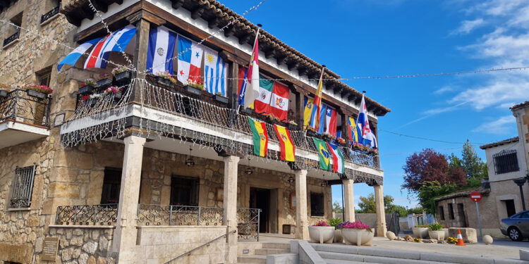 Almonacid de Zorita celebra el Día de la Hispanidad con banderas de España e Hispanoamérica