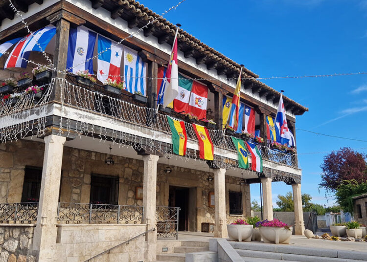 Almonacid de Zorita celebra el Día de la Hispanidad con banderas de España e Hispanoamérica