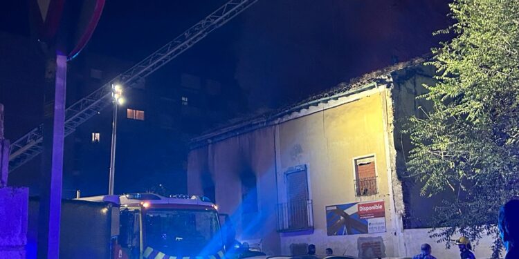 Arde una casa abandonada en la calle Santander de Guadalajara