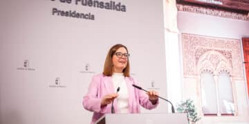 El Consejo de Gobierno ha aprobado la modificación del decreto que regula las ayudas para libros de texto y comedor escolar, con el objetivo de ampliar su alcance y mejorar su aplicación. Así lo ha subrayado la consejera Portavoz del Ejecutivo Autonómico, Esther Padilla, quien ha señalado que los cambios introducidos permitirán solicitar ayudas para libros de Primaria y Secundaria fuera de plazo en casos de dificultad económica sobrevenida, cuando antes solo era posible hacerlo con las de comedor. Por otro lado, se extenderá el concepto de alumnado en acogimiento (a quien se otorga la ayuda de manera automática) a cualquier modalidad legal, de modo que más menores puedan percibir estas ayudas, ha explicado Padilla. Las mejoras suponen un incremento de 110.000 euros, de manera que alcanzan un total de 13,4 millones de euros, de ellos, 10,2 millones están destinados al comedor escolar y 3,2 millones a libros de texto. “Son cambios sencillos pero relevantes, porque garantizan que la cuestión económica no sea un impedimento para acceder al sistema educativo y, por tanto, sea más justo y esté adaptado a la realidad de todas las familias”, ha señalado Padilla. En el curso actual se han concedido ya 16.456 ayudas de comedor, de ellas, la mitad cubren el 100 por cien del coste. En cuanto a los libros de texto, se han otorgado 29.505 ayudas: 17.853 por motivos de renta, 11.400 para alumnado con necesidades educativas especiales y 248 para alumnado en acogimiento. De hecho, si se suman los más de 106.000 alumnos y alumnas que participan en el Banco de Libros, este sistema de acceso gratuito al material curricular beneficia ya a más de 136.000 estudiantes en Castilla-La Mancha, ha puesto en valor Padilla. Las nuevas medidas entrarán en vigor este mismo curso 2025-2026, para que las familias puedan beneficiarse cuanto antes. Tal y como ha destacado la portavoz, este sistema de ayudas, junto con el Banco de Libros, es un ejemplo de “política útil y tangible, con impacto directo en la vida cotidiana de las personas, que refuerza el valor de lo público como garante de equidad”.