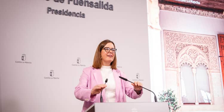 Castilla-La Mancha amplía las ayudas para libros de texto y comedor escolar para garantizar una mayor equidad 1 El Consejo de Gobierno ha aprobado la modificación del decreto que regula las ayudas para libros de texto y comedor escolar, con el objetivo de ampliar su alcance y mejorar su aplicación. Así lo ha subrayado la consejera Portavoz del Ejecutivo Autonómico, Esther Padilla, quien ha señalado que los cambios introducidos permitirán solicitar ayudas para libros de Primaria y Secundaria fuera de plazo en casos de dificultad económica sobrevenida, cuando antes solo era posible hacerlo con las de comedor. Por otro lado, se extenderá el concepto de alumnado en acogimiento (a quien se otorga la ayuda de manera automática) a cualquier modalidad legal, de modo que más menores puedan percibir estas ayudas, ha explicado Padilla. Las mejoras suponen un incremento de 110.000 euros, de manera que alcanzan un total de 13,4 millones de euros, de ellos, 10,2 millones están destinados al comedor escolar y 3,2 millones a libros de texto. “Son cambios sencillos pero relevantes, porque garantizan que la cuestión económica no sea un impedimento para acceder al sistema educativo y, por tanto, sea más justo y esté adaptado a la realidad de todas las familias”, ha señalado Padilla. En el curso actual se han concedido ya 16.456 ayudas de comedor, de ellas, la mitad cubren el 100 por cien del coste. En cuanto a los libros de texto, se han otorgado 29.505 ayudas: 17.853 por motivos de renta, 11.400 para alumnado con necesidades educativas especiales y 248 para alumnado en acogimiento. De hecho, si se suman los más de 106.000 alumnos y alumnas que participan en el Banco de Libros, este sistema de acceso gratuito al material curricular beneficia ya a más de 136.000 estudiantes en Castilla-La Mancha, ha puesto en valor Padilla. Las nuevas medidas entrarán en vigor este mismo curso 2025-2026, para que las familias puedan beneficiarse cuanto antes. Tal y como ha destacado la portavoz, este sistema de ayudas, junto con el Banco de Libros, es un ejemplo de “política útil y tangible, con impacto directo en la vida cotidiana de las personas, que refuerza el valor de lo público como garante de equidad”.