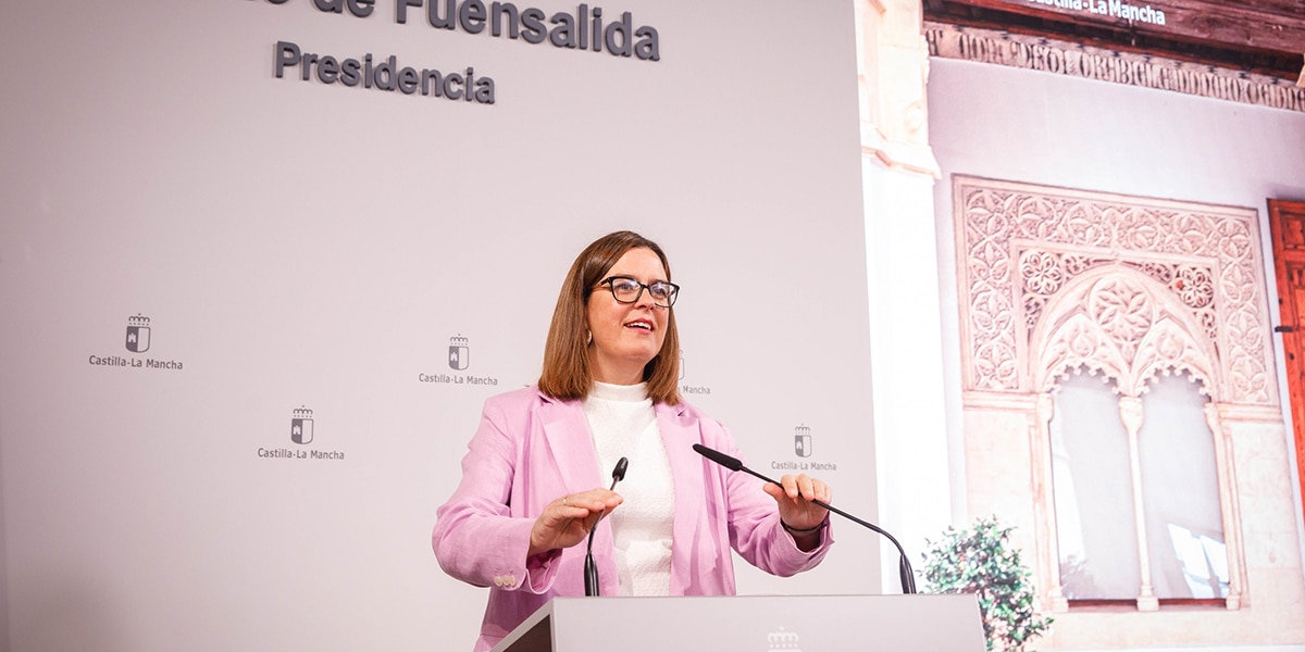 Castilla-La Mancha amplía las ayudas para libros de texto y comedor escolar para garantizar una mayor equidad 2 El Consejo de Gobierno ha aprobado la modificación del decreto que regula las ayudas para libros de texto y comedor escolar, con el objetivo de ampliar su alcance y mejorar su aplicación.Así lo ha subrayado la consejera Portavoz del Ejecutivo Autonómico, Esther Padilla, quien ha señalado que los cambios introducidos permitirán solicitar ayudas para libros de Primaria y Secundaria fuera de plazo en casos de dificultad económica sobrevenida, cuando antes solo era posible hacerlo con las de comedor.Por otro lado, se extenderá el concepto de alumnado en acogimiento (a quien se otorga la ayuda de manera automática) a cualquier modalidad legal, de modo que más menores puedan percibir estas ayudas, ha explicado Padilla.Las mejoras suponen un incremento de 110.000 euros, de manera que alcanzan un total de 13,4 millones de euros, de ellos, 10,2 millones están destinados al comedor escolar y 3,2 millones a libros de texto. “Son cambios sencillos pero relevantes, porque garantizan que la cuestión económica no sea un impedimento para acceder al sistema educativo y, por tanto, sea más justo y esté adaptado a la realidad de todas las familias”, ha señalado Padilla.En el curso actual se han concedido ya 16.456 ayudas de comedor, de ellas, la mitad cubren el 100 por cien del coste. En cuanto a los libros de texto, se han otorgado 29.505 ayudas: 17.853 por motivos de renta, 11.400 para alumnado con necesidades educativas especiales y 248 para alumnado en acogimiento. De hecho, si se suman los más de 106.000 alumnos y alumnas que participan en el Banco de Libros, este sistema de acceso gratuito al material curricular beneficia ya a más de 136.000 estudiantes en Castilla-La Mancha, ha puesto en valor Padilla.Las nuevas medidas entrarán en vigor este mismo curso 2025-2026, para que las familias puedan beneficiarse cuanto antes. Tal y como ha destacado la portavoz, este sistema de ayudas, junto con el Banco de Libros, es un ejemplo de “política útil y tangible, con impacto directo en la vida cotidiana de las personas, que refuerza el valor de lo público como garante de equidad”.