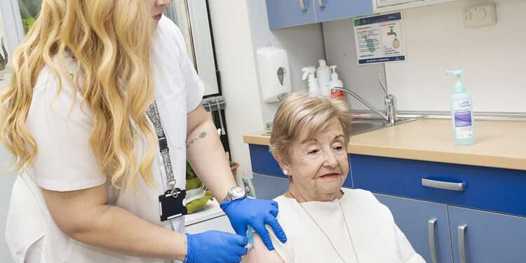 Comienza en Guadalajara la campaña de vacunación frente a la gripe en población adulta, con el objetivo del alcanzar el 75 por cien de cobertura en mayores de 60 años