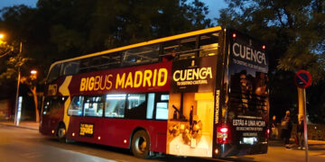 Cuenca se promociona todo el mes de octubre en seis autobuses turísticos que circulan por el centro de Madrid