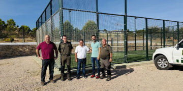 Desarrollo Sostenible impulsa la instalación de mallas en las pistas de pádel de la provincia de Cuenca para evitar la mortalidad de aves