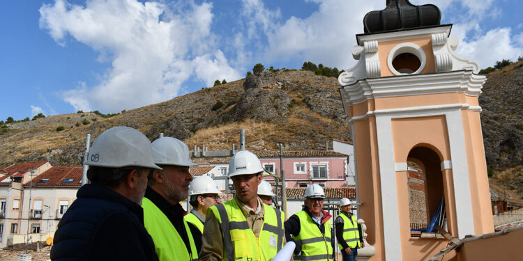 Dolz comprueba los avances de las obras de restauración de la Iglesia de la Virgen de la Luz, que estarán finalizadas antes de fin de año