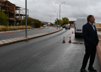 Dolz visita las obras de refuerzo del firme en Ronda Oeste, que afrontan su recta final Dolz visita las obras de refuerzo del firme en Ronda Oeste, que afrontan su recta final