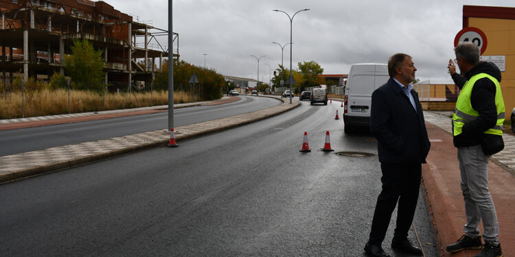 Dolz visita las obras de refuerzo del firme en Ronda Oeste, que afrontan su recta final