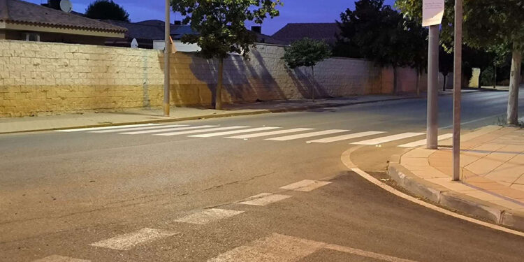 El Ayuntamiento de Cabanillas instala modernos «captafaros» con luces LED, en el inicio de un proyecto de seguridad en pasos de cebra 2 El Ayuntamiento de Cabanillas instala modernos «captafaros» con luces LED, en el inicio de un proyecto de seguridad en pasos de cebra